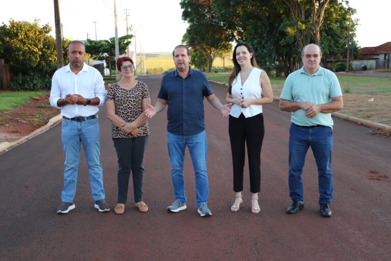 Prefeito acompanha asfaltamento em Encantado do Oeste