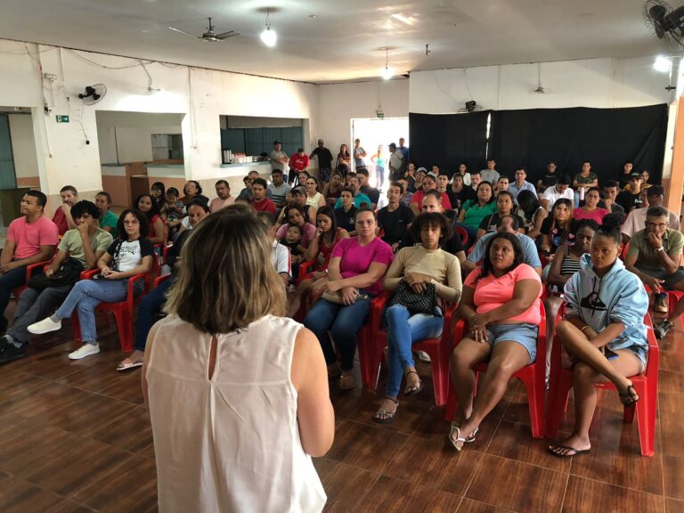 Pessoas reunidas no salão onde foi realizada a ação.