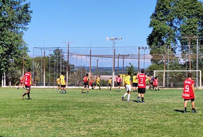 Atividades esportivas - partida de futebol