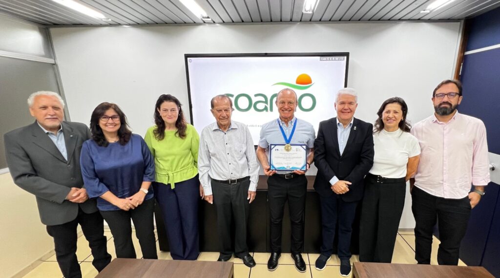 Presidente Executivo da Coamo recebe Medalha de Mérito em Gestão do CRA-PR 