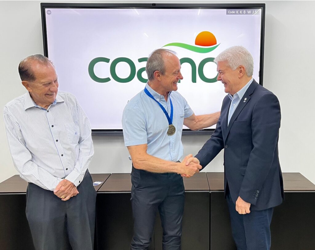 Presidente Executivo da Coamo recebe Medalha de Mérito em Gestão do CRA-PR 