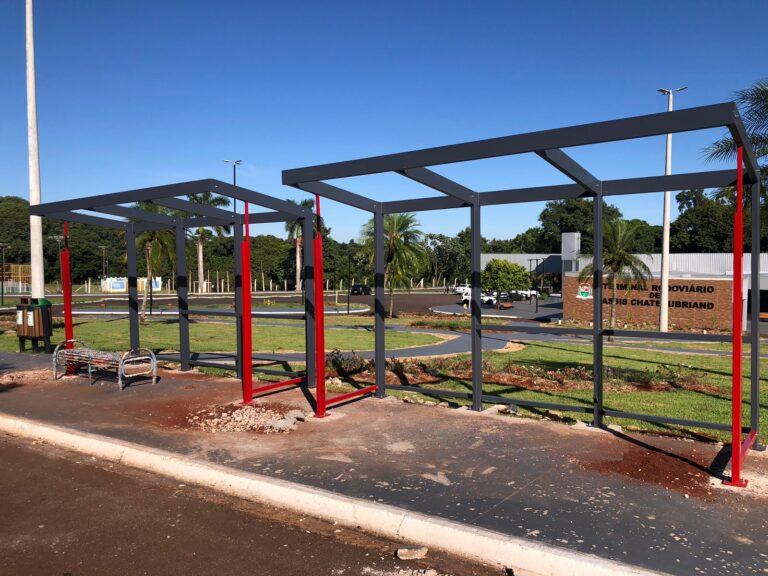 Vinte e cinco novos abrigos de passageiros estão sendo instalados em Assis Chateaubriand