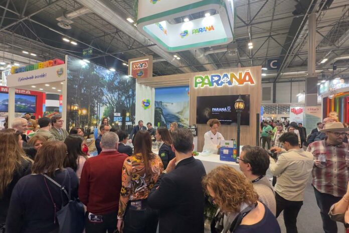 Pessoas visitando o estande do Paraná na Feira Internacional de Turismo de Madrid (Fitur)