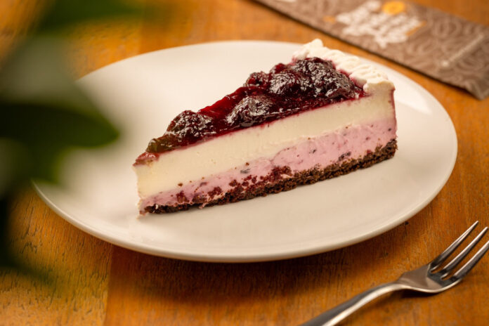 Foto de divulgação - Torta de frutas vermelhas apresentada num prato branco