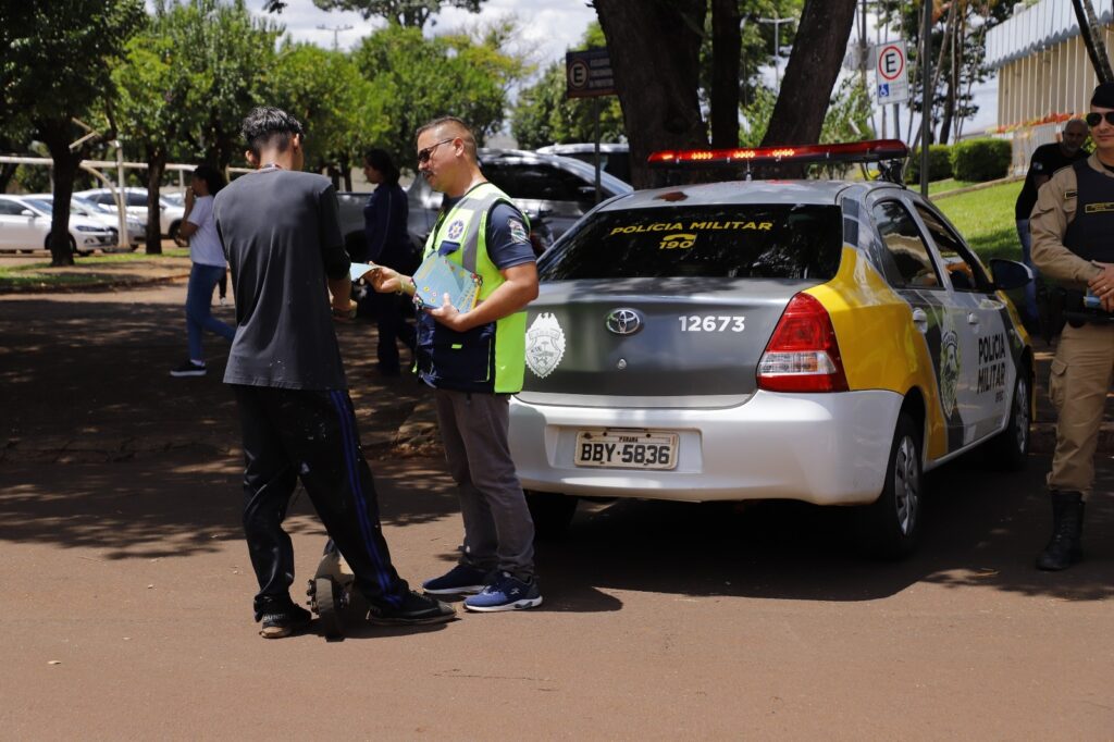 Ação educativa orienta estudantes sobre uso de veículos elétricos