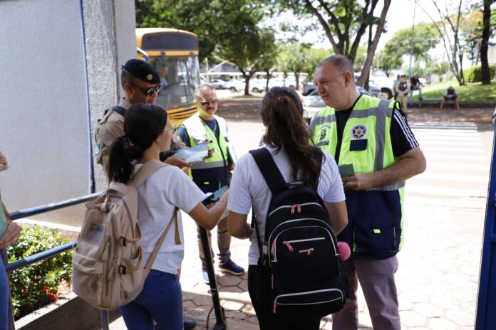 Ação educativa orienta estudantes sobre uso de veículos elétricos