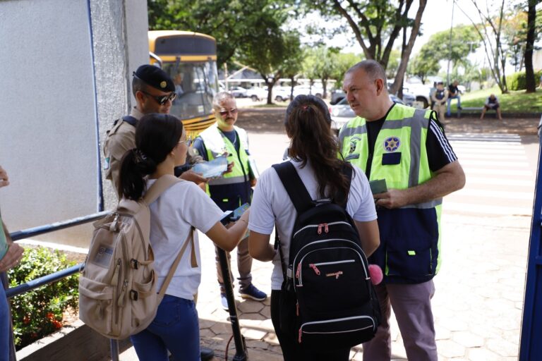 Ação educativa orienta estudantes sobre uso de veículos elétricos
