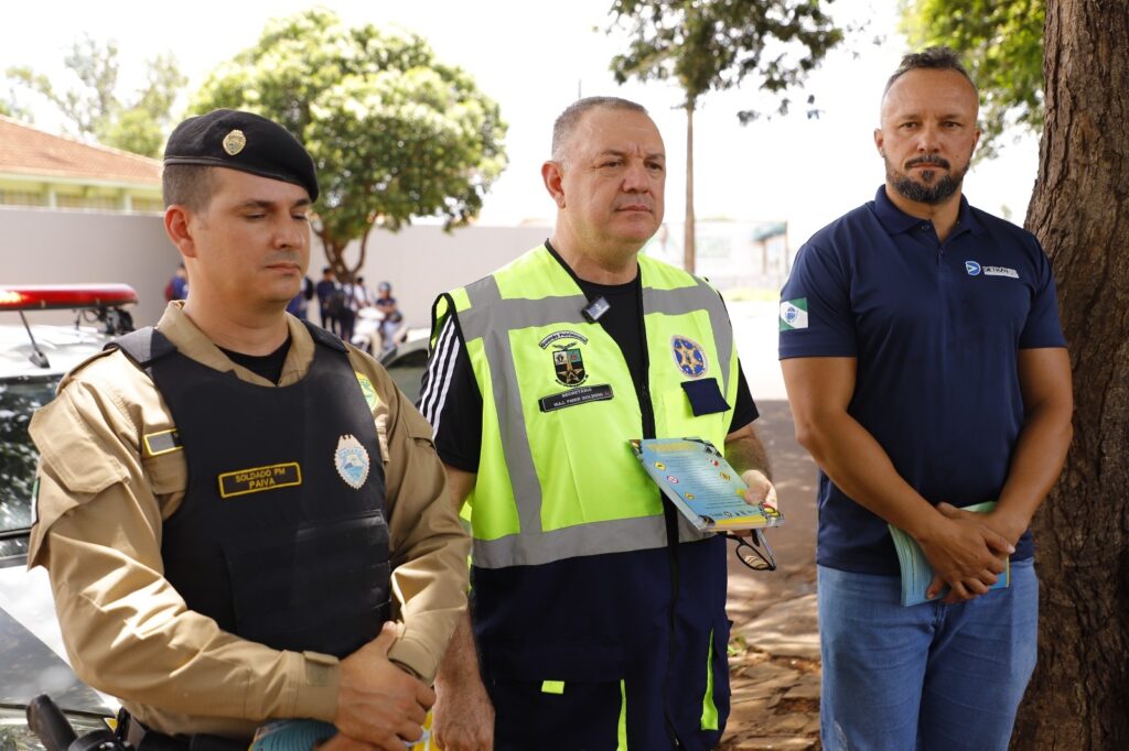 Ação educativa orienta estudantes sobre uso de veículos elétricos