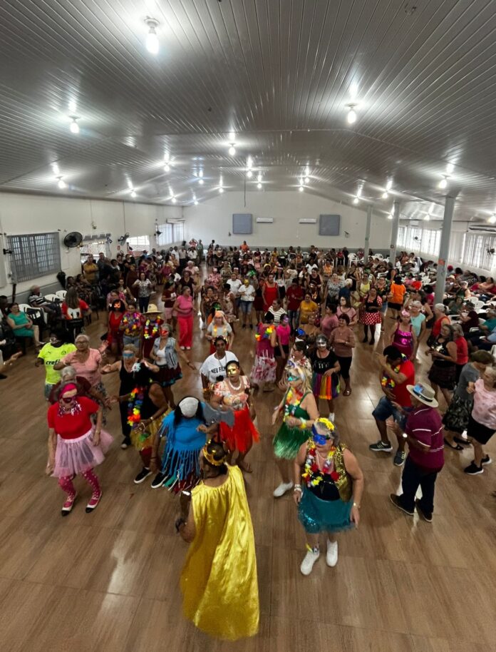 Carnaval com a Melhor Idade reúne cerca de 300 idosos em Assis Chateaubriand