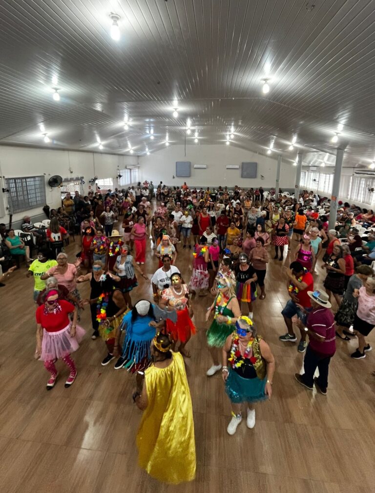 Carnaval com a Melhor Idade reúne cerca de 300 idosos em Assis Chateaubriand