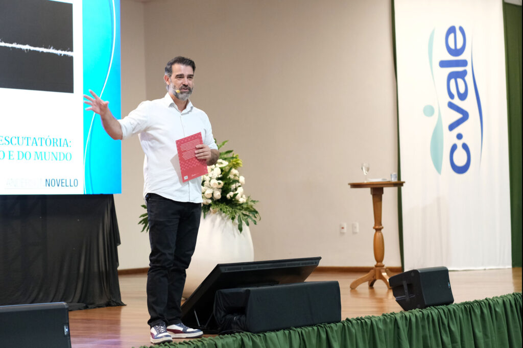 Anderson Novello é palestrante nas áreas de Leitura, Literatura Infantil, Contação de Histórias, Oratória e Escutatória