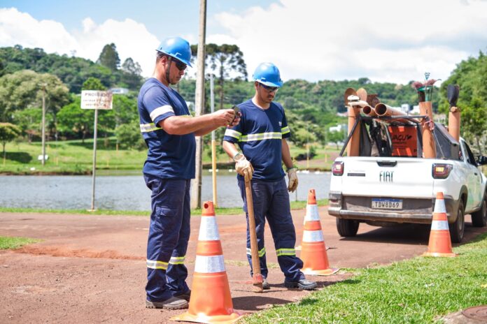 Notou algo fora do normal na rede de água ou esgoto? Saiba o que fazer