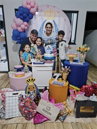 Crian&ccedil;a escolhe Nossa Senhora Aparecida como tema de sua festa de 7 anos