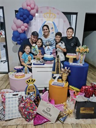Crian&ccedil;a escolhe Nossa Senhora Aparecida como tema de sua festa de 7 anos