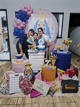 Crian&ccedil;a escolhe Nossa Senhora Aparecida como tema de sua festa de 7 anos