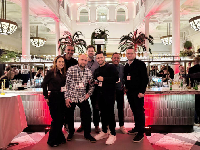 Da esquerda para a direita: Nicola Jutsum (Líder de Aves na KFC), Darren Rowlett (Diretor Comercial da Westbridge), Kris Musinski (Diretor Europeu da Westbridge), Tim, James Green (Gerente Nacional de Contas da Westbridge), Les Ainscough (Diretor da Newburgh) e Marc Hayes (Diretor de Cadeia de Suprimentos da KFC).