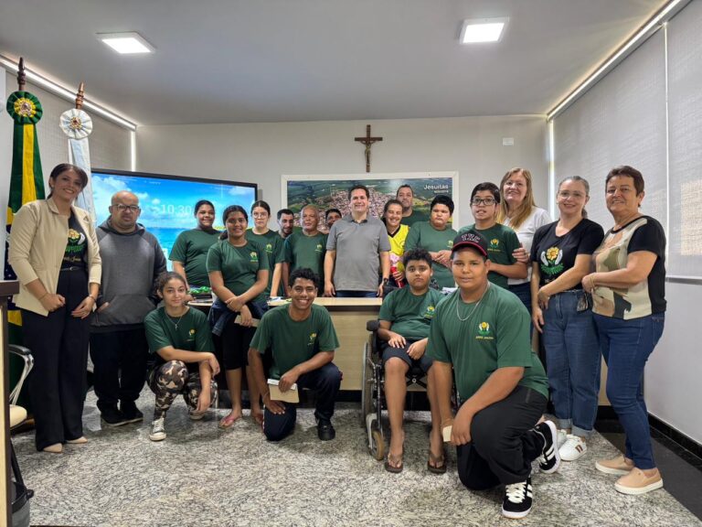 Alunos da Apae de Jesuítas conhecem funcionamento da Prefeitura em visita educativa