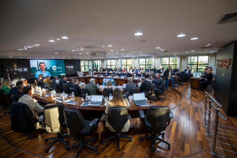 Sistemas Unicoob e Fiep fortalecem parceria para impulsionar a indústria paranaense
