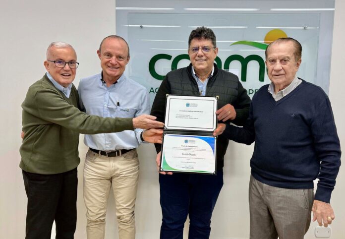 Assessor de Comunicação da Coamo recebe moções das Assembleias Legislativas do PR e MS