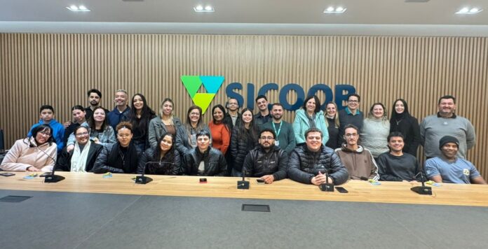 Alunos do IFPR Assis Chateaubriand realizam visita técnica ao Sicoob para conhecer rotina da instituição
