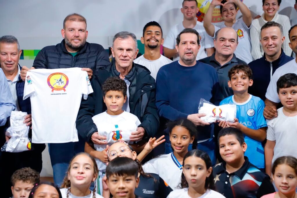 Capoeira em Assis Chateaubriand: Município entrega novos uniformes