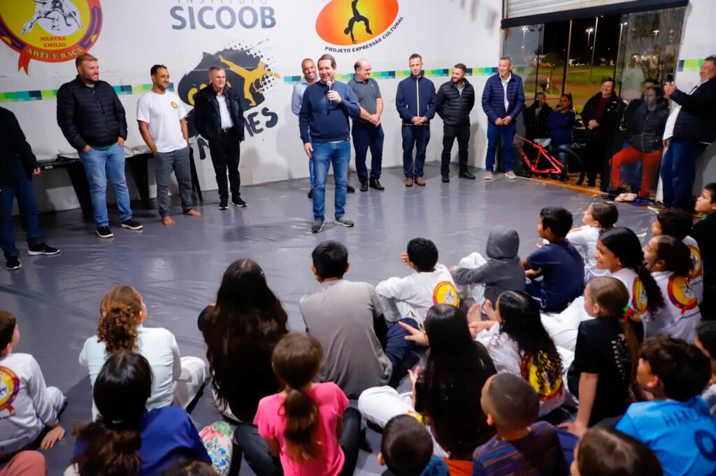 Capoeira em Assis Chateaubriand: Município entrega novos uniformes
