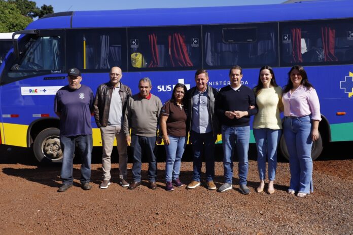 Elton Welter entrega micro-ônibus com acessibilidade para transporte de pacientes em Assis Chateaubriand