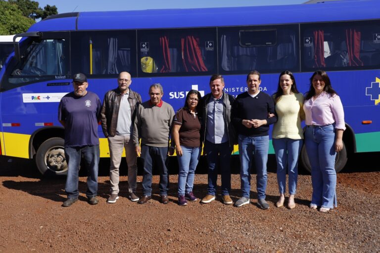 Elton Welter entrega micro-ônibus com acessibilidade para transporte de pacientes em Assis Chateaubriand