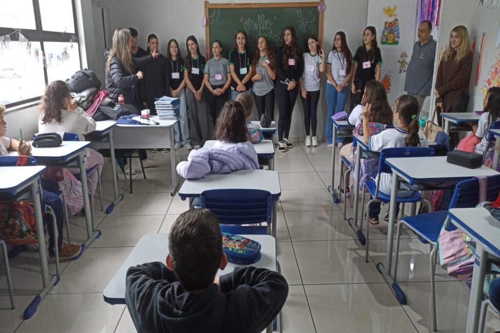 IFPR e Prefeitura de Assis Chateaubriand iniciam projetos de Inglês e Robótica para crianças da rede municipal