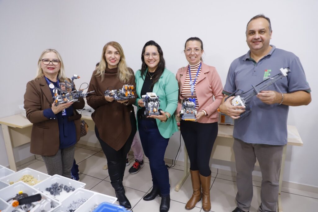 IFPR e Prefeitura de Assis Chateaubriand iniciam projetos de Inglês e Robótica para crianças da rede municipal