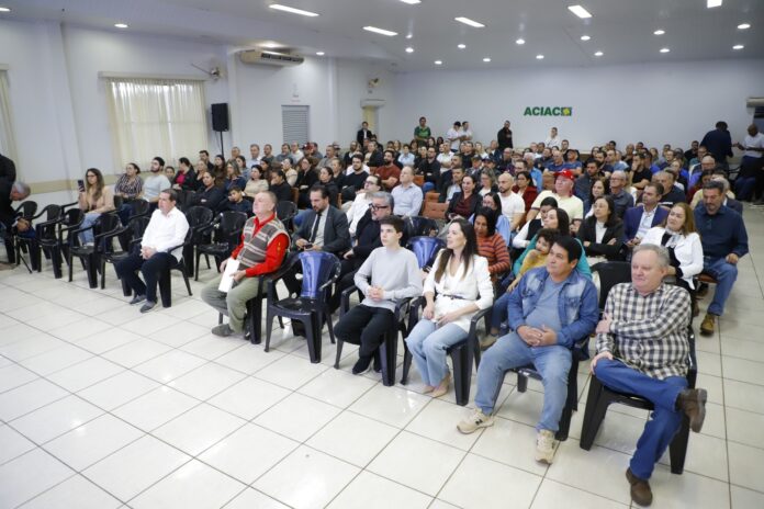 Micheletto apresenta projetos para empresários na ACIAC