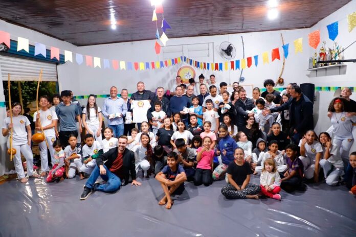 Capoeira em Assis Chateaubriand - Projeto de Capoeira apoiado pelo Sicoob recebe uniformes, tatame e garantia de recurso anual