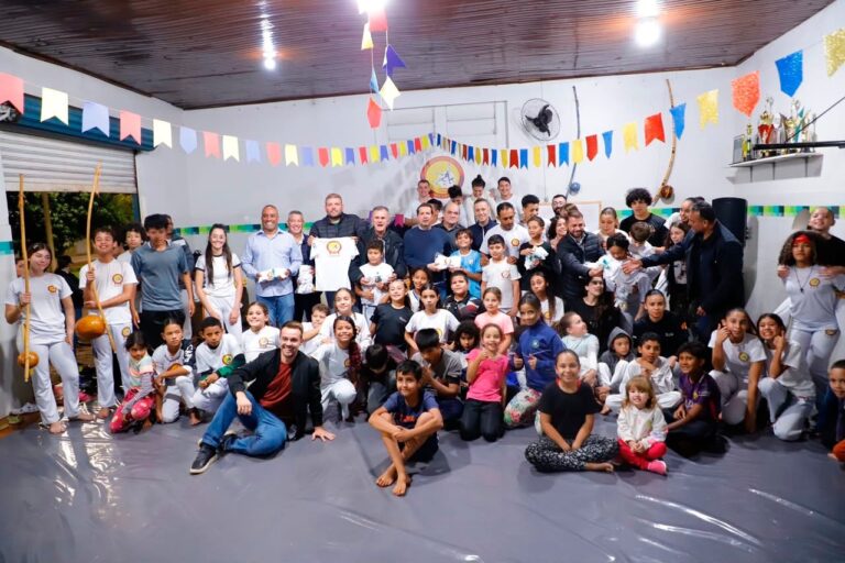 Capoeira em Assis Chateaubriand - Projeto de Capoeira apoiado pelo Sicoob recebe uniformes, tatame e garantia de recurso anual