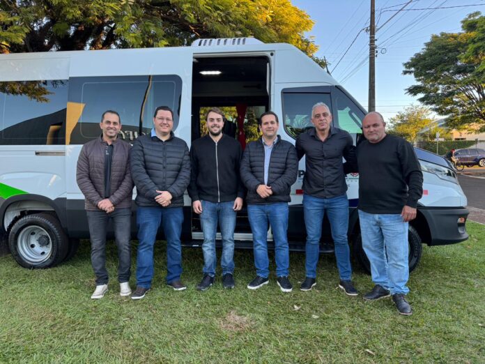 Secretaria de Saúde de Jesuítas recebe nova van para o transporte de pacientes