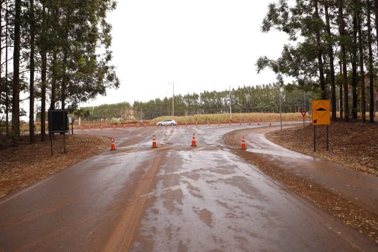 Avenida Sesquicentenário tem bloqueio diário devido às obras do novo hospital de Assis Chateaubriand