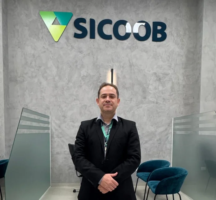 Sicoob Médio Oeste nomeia Amadeu Rodrigo Moraes de Lima como novo gerente da agência de Cafelândia