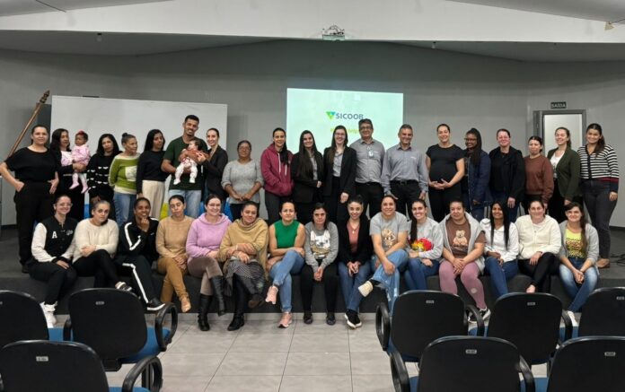 Sicoob promove palestra de educação financeira para famílias do Projeto Guayi em Tupãssi