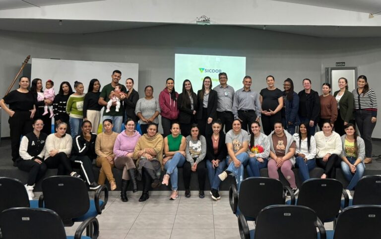 Sicoob promove palestra de educação financeira para famílias do Projeto Guayi em Tupãssi