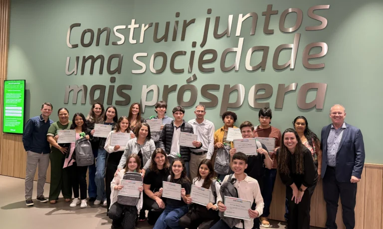 Sicredi capacita jovens em Palotina e os surpreende com a doação de computadores