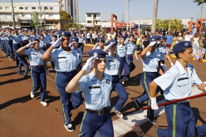 Desfile Cívico Feriado 20 de agosto Assis